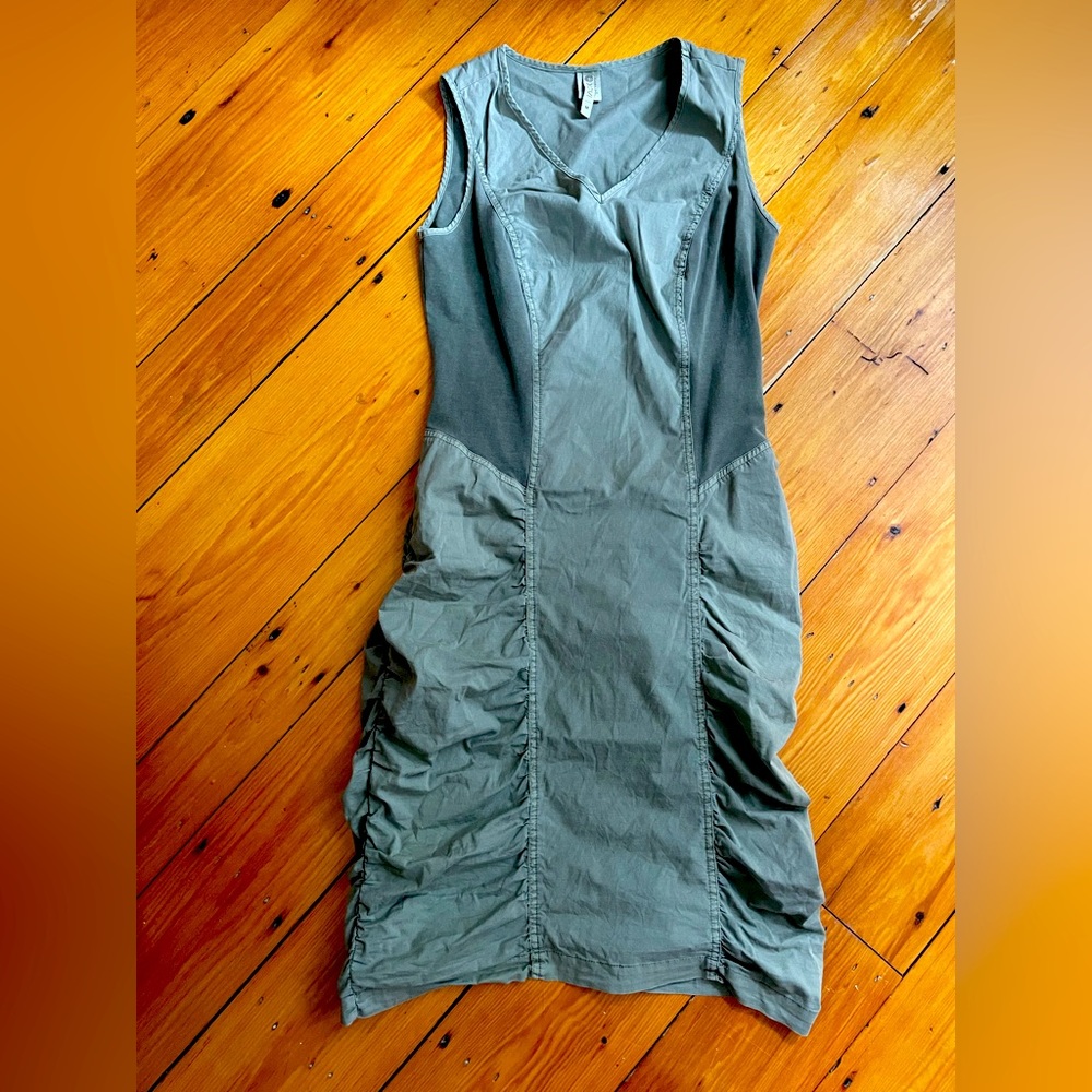 XCVI Green V Neck Sleeveless Ruched Side Midi Dress